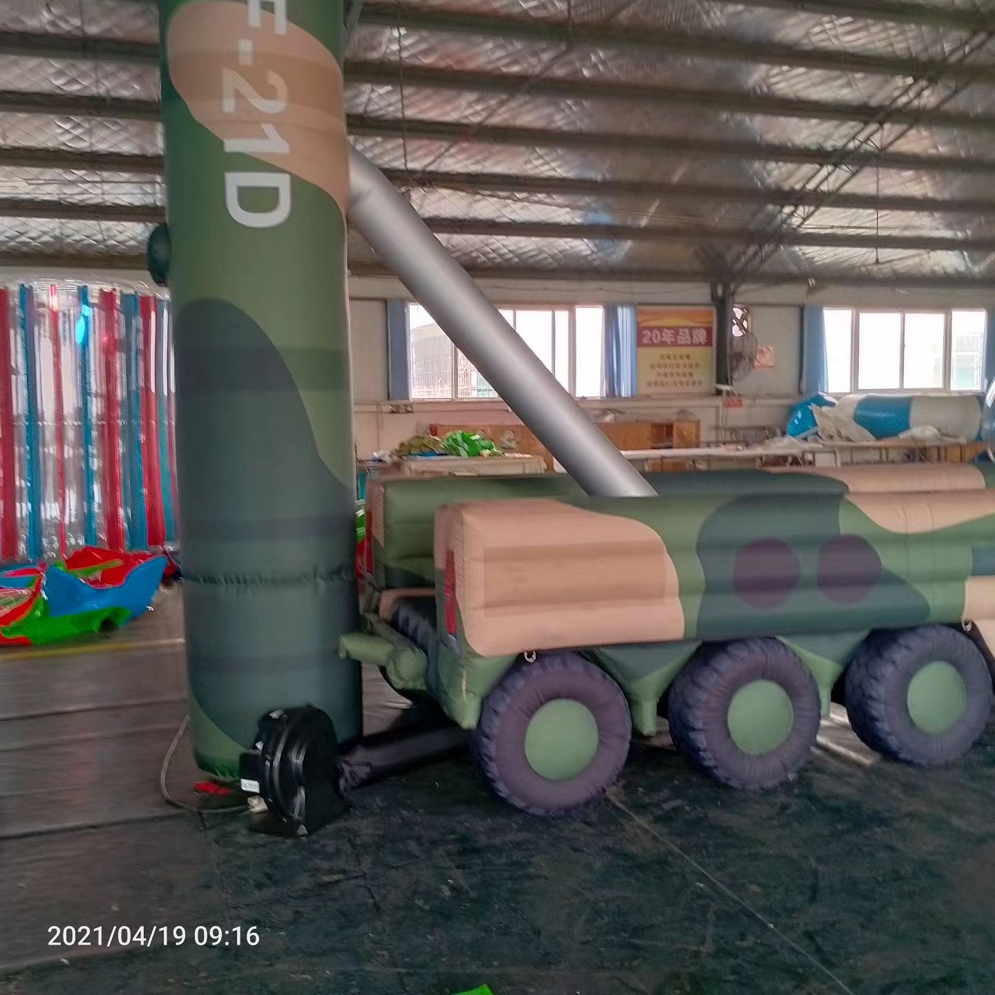 温江军事演习中的充气目标车辆：模拟发射车雷达车坦克飞机